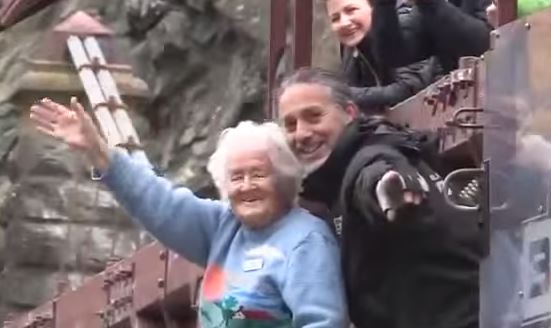 Bungee jumping a 91 anni: l'impresa di nonna Mary VIDEO