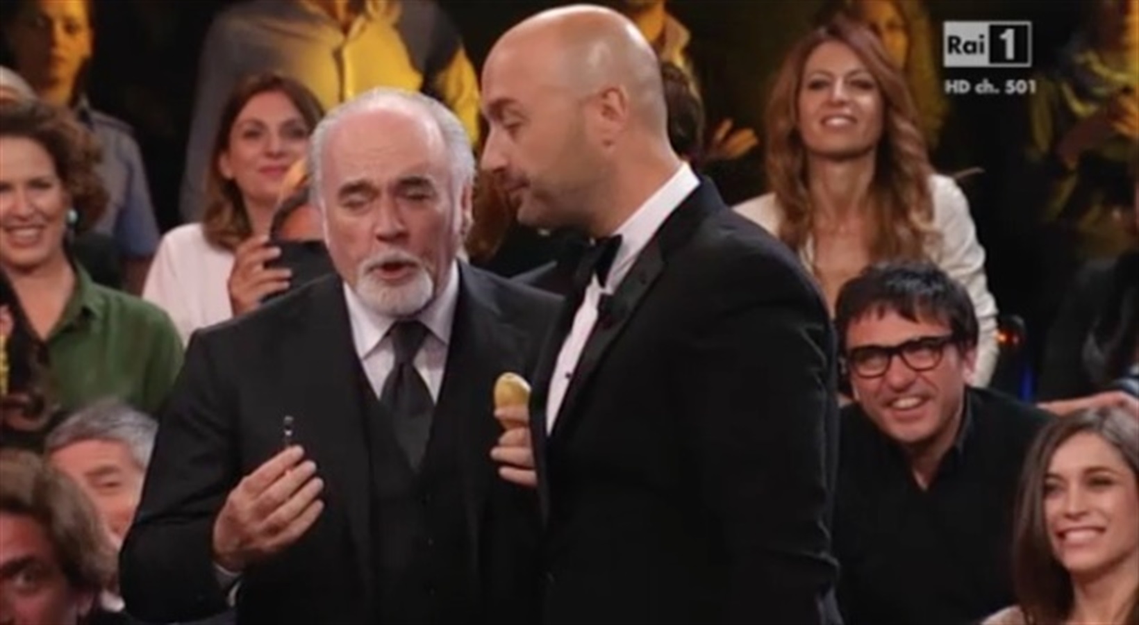 Premio tv, Bastianich dà un pelapatate a Ricci, lui risponde: "Vi abbiamo pelati bene"