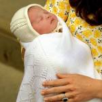 Royal Baby in braccio a Kate che esce dall'ospedale 09