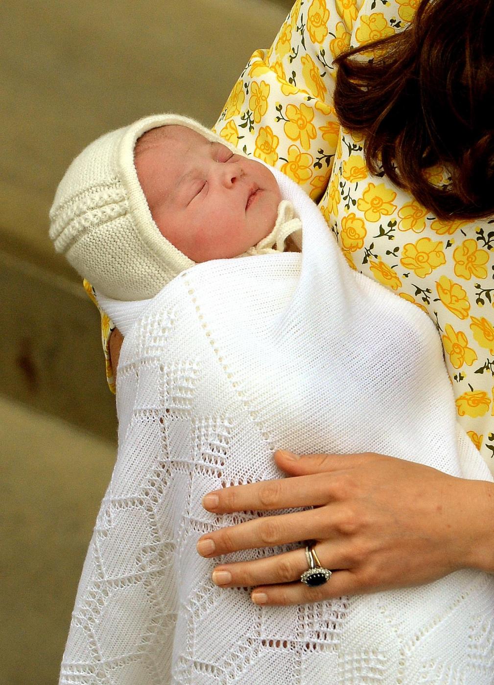 Royal Baby in braccio a Kate che esce dall'ospedale 09