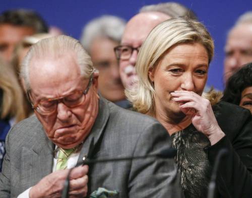 Guerra dei Le Pen. Marine caccia il padre dal partito, lui vuole far cambiare nome alla figlia