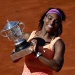 Serena Williams vince Roland Garros: FOTO con trofeo davanti torre Eiffel 09