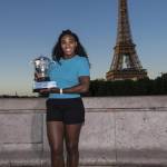 Serena Williams vince Roland Garros: FOTO con trofeo davanti torre Eiffel 7
