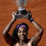 Serena Williams vince Roland Garros: FOTO con trofeo davanti torre Eiffel 04