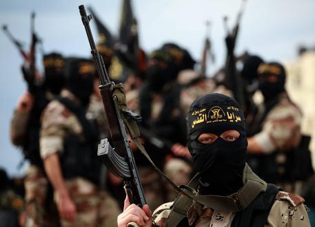 Isis decapita 2 donne accusate di stregoneria: giustiziate insieme ai mariti