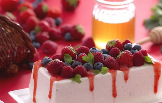 Ricette di dolci: semifreddo yogurt e miele con frutti di bosco