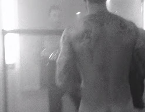 Adam Levine mostra lato b nel nuovo VIDEO