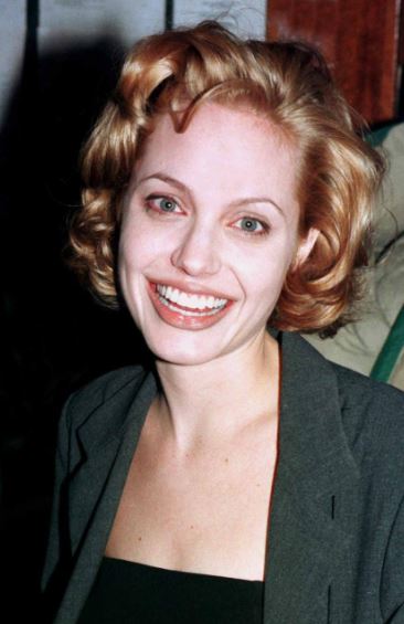 Angelina Jolie, com'era e com'è. L'attrice compie 40 anni FOTO