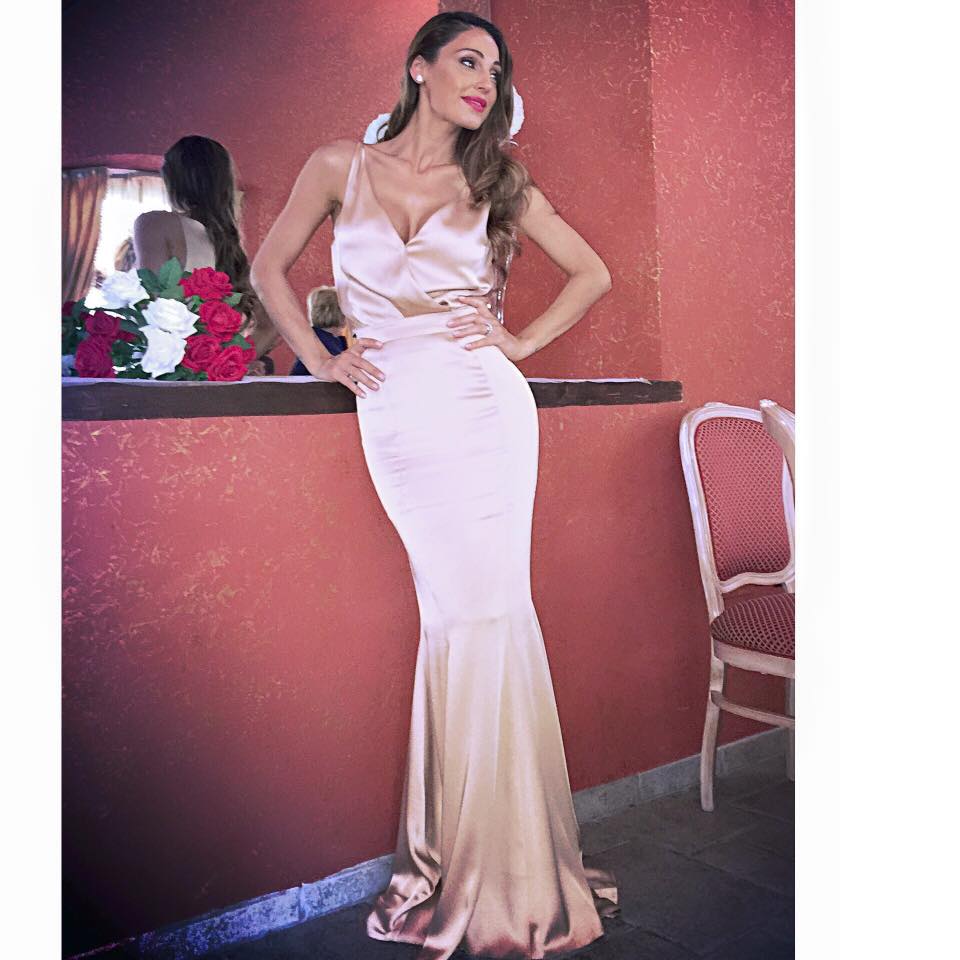 Anna Tatangelo sexy al matrimonio della sorella: abito firmato Francesco Paolo Salerno