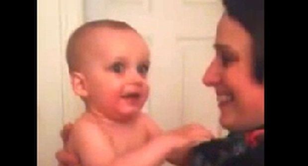 A 10 mesi vede per la prima volta la gemella della mamma: ecco la sua reazione VIDEO