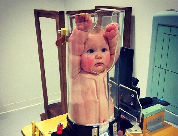 Bambino nel tubo di plastica: foto virale commuove il web