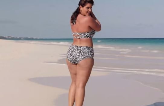 La rivincita della cellulite: pelle a buccia d'arancia in pubblicità con modella curvy VIDEO