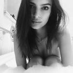 Emily Ratajkowsky nuda nella vasca da bagno. Scatto hot su Instagram