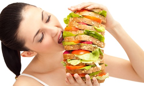 Gli esperti chimano questo modo di mangiare “Binge eating” e si tratta di un metodo errato per tranquillizzarsi. Peccato che tra gli effetti negativi ci sia quello di lievitare con il peso