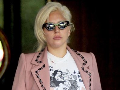 Lady Gaga, maglia scandalosa con immagine porno di Biancaneve e i 7 nani FOTO