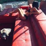 Kylie Jenner sexy in costume: bikini nera sulla barca FOTO