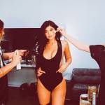 Kylie Jenner sexy in costume: bikini nera sulla barca FOTO 5