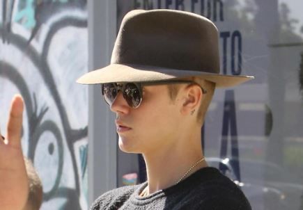 Justin Bieber flirta con una fun in vacanza. E Selena Gomez...