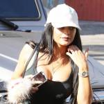 Kylie Jenner, altro che seno rifatto: usa nastro adesivo per un décolleté al top