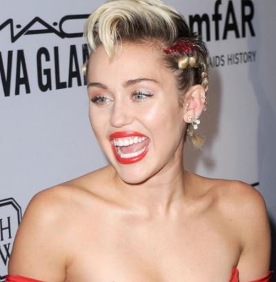 Miley Cyrus regina di cuori, abito rosso firmato Moschino all'AmfAR Gala FOTO