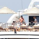 Paris Hilton e fidanzato a Formentera: sole, amore e yacht da sogno