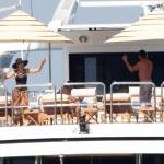 Paris Hilton e fidanzato a Formentera: sole, amore e yacht da sogno02