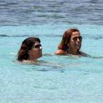 Cristina Parodi, tintarella a Formentera con amiche: topless perfetto a 50 anni 22
