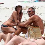 Cristina Parodi, tintarella a Formentera con amiche: topless perfetto a 50 anni 13