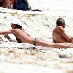 Cristina Parodi, tintarella a Formentera con amiche: topless perfetto a 50 anni 12