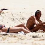 Cristina Parodi, tintarella a Formentera con amiche: topless perfetto a 50 anni 111
