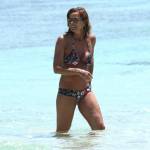 Cristina Parodi, tintarella a Formentera con amiche: topless perfetto a 50 anni 08