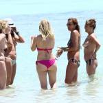 Cristina Parodi, tintarella a Formentera con amiche: topless perfetto a 50 anni 07