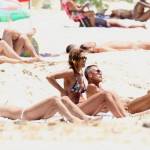 Cristina Parodi, tintarella a Formentera con amiche: topless perfetto a 50 anni 06