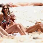 Cristina Parodi, tintarella a Formentera con amiche: topless perfetto a 50 anni 05
