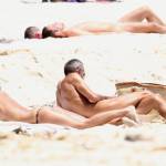 Cristina Parodi, tintarella a Formentera con amiche: topless perfetto a 50 anni 04