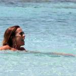 Cristina Parodi, tintarella a Formentera con amiche: topless perfetto a 50 anni 21