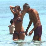 Cristina Parodi, tintarella a Formentera con amiche: topless perfetto a 50 anni 03