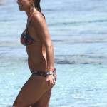 Cristina Parodi, tintarella a Formentera con amiche: topless perfetto a 50 anni 02
