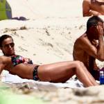 Cristina Parodi, tintarella a Formentera con amiche: topless perfetto a 50 anni