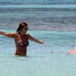 Cristina Parodi, tintarella a Formentera con amiche: topless perfetto a 50 anni 8