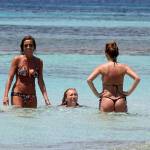 Cristina Parodi, tintarella a Formentera con amiche: topless perfetto a 50 anni 6