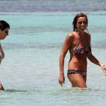 Cristina Parodi, tintarella a Formentera con amiche: topless perfetto a 50 anni 15