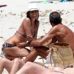 Cristina Parodi, tintarella a Formentera con amiche: topless perfetto a 50 anni 14