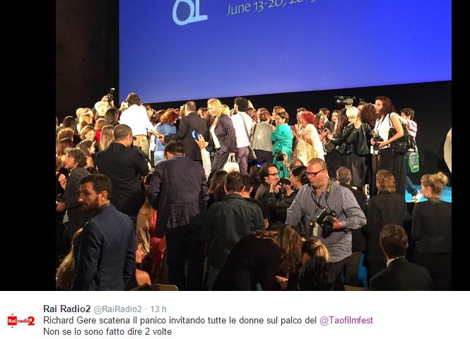 Richard Gere preso d'assalto dai fan al Taormina Film Festival