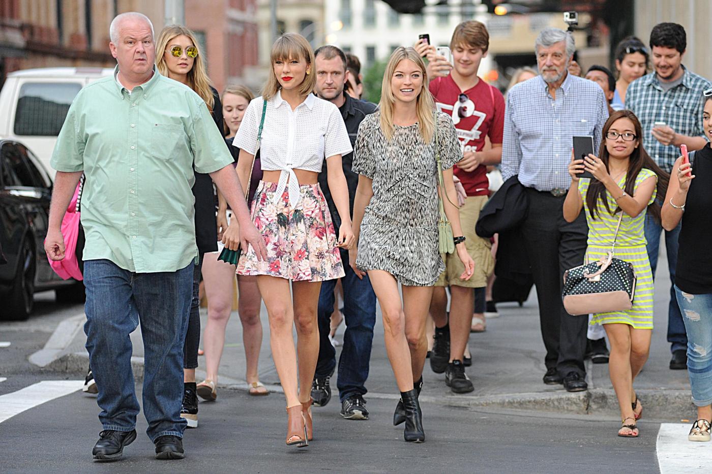 Taylor Swift e Gigi Hadid a spasso per New York FOTO 13