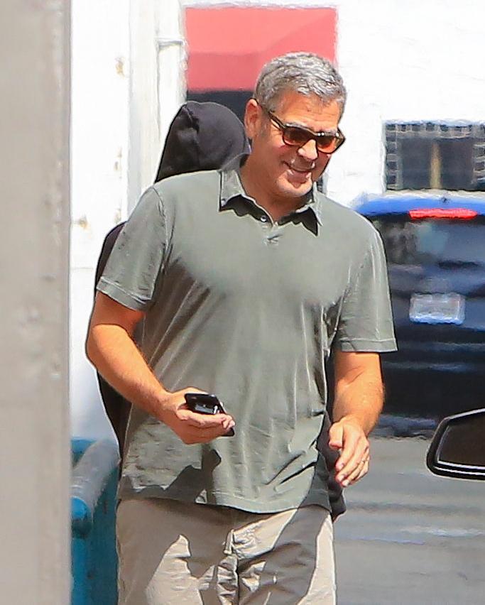 George Clooney, pantaloni corti e mocassini in giro per Beverly Hills FOTO 4