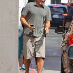 George Clooney, pantaloni corti e mocassini in giro per Beverly Hills FOTO 5