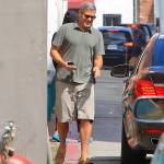 George Clooney, pantaloni corti e mocassini in giro per Beverly Hills FOTO 6
