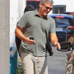 George Clooney, pantaloni corti e mocassini in giro per Beverly Hills FOTO 7