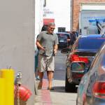 George Clooney, pantaloni corti e mocassini in giro per Beverly Hills FOTO 8